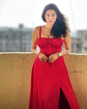 Ashlesha Savant Instagram - Tongue Tied And Twisted 
Just An Earth Bound Misfit 

Thinking Pink Floyd listening to Adele - 

#red #redvelvet #musings