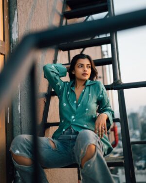 Ashna Zaveri Instagram - Casually sitting where my mind wanders the most.✨

📸 @bharat_rawail 

#rooftop #goldenhour #storythroughlens