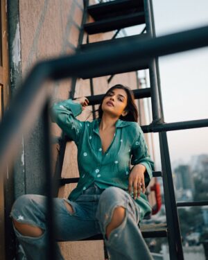 Ashna Zaveri Instagram - Casually sitting where my mind wanders the most.✨

📸 @bharat_rawail 

#rooftop #goldenhour #storythroughlens