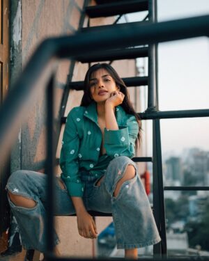 Ashna Zaveri Instagram - Casually sitting where my mind wanders the most.✨

📸 @bharat_rawail 

#rooftop #goldenhour #storythroughlens