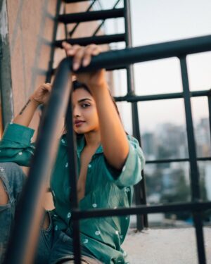 Ashna Zaveri Instagram - Casually sitting where my mind wanders the most.✨

📸 @bharat_rawail 

#rooftop #goldenhour #storythroughlens
