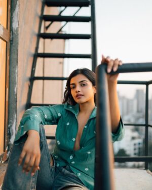 Ashna Zaveri Instagram - Casually sitting where my mind wanders the most.✨

📸 @bharat_rawail 

#rooftop #goldenhour #storythroughlens