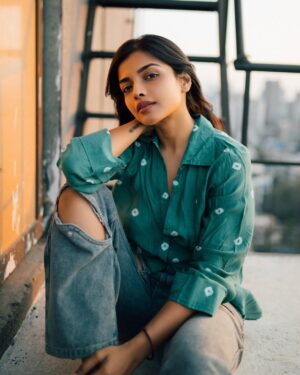 Ashna Zaveri Instagram - Casually sitting where my mind wanders the most.✨

📸 @bharat_rawail 

#rooftop #goldenhour #storythroughlens