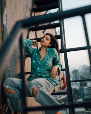 Ashna Zaveri Instagram - Casually sitting where my mind wanders the most.✨

📸 @bharat_rawail 

#rooftop #goldenhour #storythroughlens