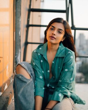 Ashna Zaveri Instagram - Casually sitting where my mind wanders the most.✨

📸 @bharat_rawail 

#rooftop #goldenhour #storythroughlens