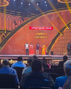 Ashwini Bhave Instagram - Celebrating two incredible wins at Zee Chitra Gaurav 2025! ✨

Huge congratulations to @ashvinibhave for Best Supporting Actress! Your performance was truly magical, this role wouldn’t have been the same without your brilliance. 🏆 

And to @sumeet.patil.crow for Best Art Direction! Your vision and creativity brought the Gharat set to life, making it an unforgettable part of our story. 🏆 

Grateful for this honor and for all the love from our audience! ❤️🙏🧿🌸

#GharatGanpati #ZeeChitraGaurav2025 #Grateful #AwardWinning