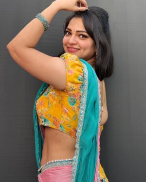Ashwini Sree Instagram - That summer feeling🤨😏 Hyderabad summer is way too early🤒

Outfit: @tanvitha_desighner_botique 

#summer #summertime #summervibes #saree #sareelove #sareelover #sareefashion #reelsinstagram #portraitphotography #photography #viralvideos #viralreels #bigboss #bigboss7