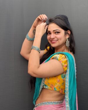 Ashwini Sree Instagram - That summer feeling🤨😏 Hyderabad summer is way too early🤒

Outfit: @tanvitha_desighner_botique 

#summer #summertime #summervibes #saree #sareelove #sareelover #sareefashion #reelsinstagram #portraitphotography #photography #viralvideos #viralreels #bigboss #bigboss7