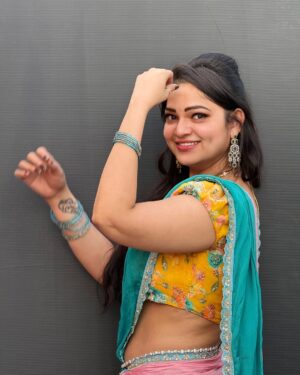 Ashwini Sree Instagram - That summer feeling🤨😏 Hyderabad summer is way too early🤒

Outfit: @tanvitha_desighner_botique 

#summer #summertime #summervibes #saree #sareelove #sareelover #sareefashion #reelsinstagram #portraitphotography #photography #viralvideos #viralreels #bigboss #bigboss7
