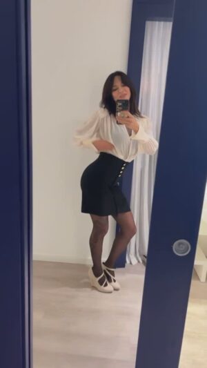 Asia Argento Instagram - Gli abiti di @elisabettafranchi mi fanno sentire così femminile e a mio agio che mi sono auto-premiata con una sculacciata! Quando capita di sentirsi così bene, bisogna festeggiare come si può! 🍑💃