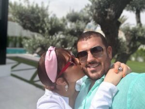 Assala Nasri Instagram - يادنيتي ياحنون ياجوزي وأبي وحب عمري ونور حياتي الحمد لله على سلامتك الله يديمك عزّي وسيّدي ويديم علينا صحتك وجمالك وروحك ياأهلي وأصحابي ومتلّ نفسي عليّ لآخر نفس بحبك @faikhassan_official