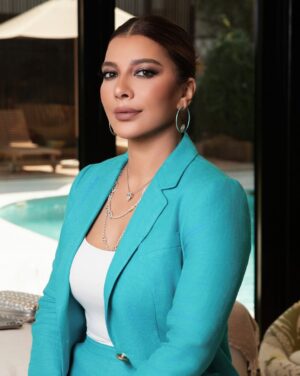 Assala Nasri Instagram - ‎هي كما أتمنى تعشق ماتعمل مخلصه شغوفه طفله ذكيه طيبه هي نتاج محبه جمعتنا أنتوا وأنا.. هيي المكموره اللي أنا عطيتها من اللي أنتوا عطيتوني ياه ( تشجيع محبه إهتمام وثقه) واليوم بنتكم شامي عم تكبر بحلمها بفضل من الله وفضلكم عليي ..واللي زرعناه عم نحصده فخر ونجاح وطموح وإصرار رغم الظروف ..مبروك علينا كلنا بداية مشوار جديد بدبي موطن الجمال موطن الأمل والفرح واللي قدر يكون لكلّ سكّانه وطن .. مشوار جديد ياشامي كلً شي حلو بتمنّى لك ياه وين مارحتي وكللي إمتنان لأرضك الخصبه المرويه بكل حب من قلبي لقلبك .. كلّ صبيه بتستحق تبقى الأحلى  ومعك الجمال إله طعم أصدق و أحلى ..
‎مشوارك مزروع ورود لانك مخلصه والمخلصين المحبه بتتصفهم وأنتِ كلك محبه ياستّي يادنيتي ياحلوتي كملي وأنا معك مكمله

@dao_dubai 
Assala’s Stylist @snowysfashionology 
Make up & Hair @miladhannoun 
Photography @everythingbutphotography