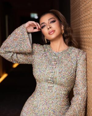 Assala Nasri Instagram - ‎الموسيقى لها أهل وعالم ومستنيرين بنورها ولها داعمين ولها أصحاب مخلصين …
‎وشعب الكويت أهل الفن ينتقوا النغمات ويتماهوا مع الموسيقى كمعزوفة حين تتراءى يدفع المستمع منهم الموهوب لأعلى درجات السلطنة ..
‎وهذه الليله تضاف لعشرتنا تزيدني سعادة وإصرارا وشغف لنبقى أنتم وأنا معزوفة تحكي أجمل حكاية

Dress @nicolasjebran 
Makeup @mohd_haddadd 
Hair @vatchenazarette 
Jewelry @kyanjewelry 
Photography @everythingbutphotography

#أصالة 
#الكويت