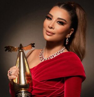 Assala Nasri Instagram - حدث عظيم joy awards2024 
بقلب الحدث الرياض ..
بالرياض تعلّمت من جديد أكتر من اللي كنت بعرفه ، تعلّمت أتنافس مع حالي  وطوّر كلّ الوقت من حالي تغلّمت إنّه الوقت فرصتنا لنحقّق أكبر الأحلام ، واللي قلته بهاليوم الحلو رح أكتبه وهوّه إني بتشارك بهالجائزه مع زميلاتي اللي متلي بكلً يوم بيخلق عندن حلم جديد ، شكراً للمملكه العربيه السعوديه اللي كرمت الفن والفنانين وأحيت تراثنا الموسيقي العظيم شكراً مولاي خادم الحرمين الشريفين الملك سلمان بن عبد العزيز  وعرّاب التغيير سموًّ سيدي محمد بن سلمان بن عبد العزيز شكراً لناصر الفن وحبيب جميع الفنانين مشاهير كانوا أو ببداية الطريق أو بأبعد بلد ماحدا بيقدر يكون أبو ناصر شكراً لمجهودك شكراً أحبتي على مستوى الوطن العربي على ثقتكم ومحبتكم اللي غمرتني وعم تشجعني أعطي أكتر وغنّي أحلى وتكتر ذكرياتنا الحلوه اللي فيها مشاعر حلوه وعطرا حيبقّي  بالبال  لبعيد ذكرى كتير كتير مهمّه وحلوه.. 

‏
@joyawards.official 

Dress : @nicolasjebran 
Hair : @vatchenazarette 
Make up : @dinaragheb 
Jewelry : @yessayan 
Photography : @everythingbutphotography 

#أصالة
#موسم_الرياض 
‏#joyawards2024
‏#joyawards