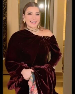 Assala Nasri Instagram - هيك كانت بداية الإحتفال ببيتنا وبكلّ طفوله حطّيت الجائزه جنب أخواتها وكمًلت من الفرح للصبح طايره وعم غنّي وأكترّ بكتير من فرحتي بجوائز من قبل أنا أخدتها يمكن لأنّي جايه ومكرّمه منّ تحرير وطني سوريا ومازلت لليوم تحت تأثير الإنتصار ورحت لجوي وأنا حاسّه وكنت قبلها بكمّ يوم حضّرت الكلمه اللي كلّ مرّه بحضّرها ويحفظها وينساها وبقول غير كل شي كان بدي قوله واللي ماقلته ولازم قوله هوّه إنّي أشكركم على ثقتكم ومحبتكم ودعمكم اللي أنا دائماً بحاجته وبسعى له 
لكلّ اللي صوّتوا لي محبّتي وكلّ امتناني وبوعدكم ضلّ عند حسن ظنكم وطوًر من فنّي وحافظ على شغفي وقدّ مابقدر رح صون شكلي ..
أسعدتني جدّاً هالجائزه اللي بستنّاها كلً سنه وبكلّ سنه عندي منها من حسن حظّي واحترامي لموهبتي وتقديركم ومحبتكم عندي جائزه ..
وبالختام شكراً لجوي أوورد على تكريمي وشكراً لأحبتي الغالين على تفضيلي وشكراً للحياة اللي دائماً بالمحبّه بتشفيني وبتنصفني وبتحييني 

#أصالة 
#joy_awards
