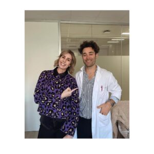 Atala Sarmiento Instagram - Amiguinchis:
Les quiero presentar al Dr. Lucas Martin, el médico que ha estado cuidando de mí durante el último mes a raíz de un cuadro gripal que se puso potente, por decir lo menos. 
No pude estar en mejores manos que las suyas. Fue dedicado, responsable, cuidadosísimo, un profesional en toda regla ¡Un verdadero genio! Yo lo estaba volviendo loca con tantas dudas, pero él fue -en todo momento- meticuloso, sosegado y tolerante ante mis inquietudes como su paciente.
Había estado muy ausente de la red porque no me sentía bien, pero me ha venido de maravilla desenchufar un rato y enfocarme más en mi bienestar.
Afortunadamente todo va volviendo a la calma y no puedo más que agradecer, a Lucas primero, y a todos los que me han acompañado en este proceso de recuperación. Mi amado guapo que no me soltado ni un segundo y ha aguantado el chaparrón sosteniéndome bajo su paraguas. A mi mamá que voló desde el otro lado del mundo para llenarme de amor; a Rafa, mi hermano el más peque y a quien amo con extrema locura, a Choco y mis niños mágicos Iker e Iñaki; a Hannah, Jan y mi linda hermana Nuria; mis primos Nena, Jordi, Alexandra, Juan, Gaby, Mariana) y mis tíos (Clau, Paco, Maisa, Pila) que han estado pendientes de mí. A Andrea y Anelle…A mis amigos que son familia: Lara, Robert, Chris y Mi Vero bella; mis suegros y mi linda cuñada Mar…a mis adorados Fede, Iván, Alex, Dani, Lean…y qué decir de Kike, Aroa y Fabio!!!! A mi psicóloga Cathy Calderón…
Gracias a todos por la paciencia, por escucharme, por abrazarme, por secar mis lágrimas, por hacerme reír, por alentarme y recordarme que todo pasa y que todo iba a estar bien, ¡Como está hoy! 
Bueno…el 2025 ha iniciado de manera desafiante, no hay duda, pero esto ya lo tenemos amigos ¡De aquí pa’l real! Con determinación y encontrando, como puedo, la valentía que necesito para seguir el camino…como siempre lo he sabido hacer…
Me abrazo, los abrazo…
Peace ✌🏻 Love 💖 
#quevivalavida #asísí #ladolcevita #lasaludeslomásimportante