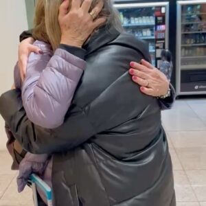 Atala Sarmiento Instagram - Amiguinchis:
Les quiero presentar al Dr. Lucas Martin, el médico que ha estado cuidando de mí durante el último mes a raíz de un cuadro gripal que se puso potente, por decir lo menos. 
No pude estar en mejores manos que las suyas. Fue dedicado, responsable, cuidadosísimo, un profesional en toda regla ¡Un verdadero genio! Yo lo estaba volviendo loca con tantas dudas, pero él fue -en todo momento- meticuloso, sosegado y tolerante ante mis inquietudes como su paciente.
Había estado muy ausente de la red porque no me sentía bien, pero me ha venido de maravilla desenchufar un rato y enfocarme más en mi bienestar.
Afortunadamente todo va volviendo a la calma y no puedo más que agradecer, a Lucas primero, y a todos los que me han acompañado en este proceso de recuperación. Mi amado guapo que no me soltado ni un segundo y ha aguantado el chaparrón sosteniéndome bajo su paraguas. A mi mamá que voló desde el otro lado del mundo para llenarme de amor; a Rafa, mi hermano el más peque y a quien amo con extrema locura, a Choco y mis niños mágicos Iker e Iñaki; a Hannah, Jan y mi linda hermana Nuria; mis primos Nena, Jordi, Alexandra, Juan, Gaby, Mariana) y mis tíos (Clau, Paco, Maisa, Pila) que han estado pendientes de mí. A Andrea y Anelle…A mis amigos que son familia: Lara, Robert, Chris y Mi Vero bella; mis suegros y mi linda cuñada Mar…a mis adorados Fede, Iván, Alex, Dani, Lean…y qué decir de Kike, Aroa y Fabio!!!! A mi psicóloga Cathy Calderón…
Gracias a todos por la paciencia, por escucharme, por abrazarme, por secar mis lágrimas, por hacerme reír, por alentarme y recordarme que todo pasa y que todo iba a estar bien, ¡Como está hoy! 
Bueno…el 2025 ha iniciado de manera desafiante, no hay duda, pero esto ya lo tenemos amigos ¡De aquí pa’l real! Con determinación y encontrando, como puedo, la valentía que necesito para seguir el camino…como siempre lo he sabido hacer…
Me abrazo, los abrazo…
Peace ✌🏻 Love 💖 
#quevivalavida #asísí #ladolcevita #lasaludeslomásimportante