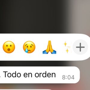Atala Sarmiento Instagram - Amiguinchis:
Les quiero presentar al Dr. Lucas Martin, el médico que ha estado cuidando de mí durante el último mes a raíz de un cuadro gripal que se puso potente, por decir lo menos. 
No pude estar en mejores manos que las suyas. Fue dedicado, responsable, cuidadosísimo, un profesional en toda regla ¡Un verdadero genio! Yo lo estaba volviendo loca con tantas dudas, pero él fue -en todo momento- meticuloso, sosegado y tolerante ante mis inquietudes como su paciente.
Había estado muy ausente de la red porque no me sentía bien, pero me ha venido de maravilla desenchufar un rato y enfocarme más en mi bienestar.
Afortunadamente todo va volviendo a la calma y no puedo más que agradecer, a Lucas primero, y a todos los que me han acompañado en este proceso de recuperación. Mi amado guapo que no me soltado ni un segundo y ha aguantado el chaparrón sosteniéndome bajo su paraguas. A mi mamá que voló desde el otro lado del mundo para llenarme de amor; a Rafa, mi hermano el más peque y a quien amo con extrema locura, a Choco y mis niños mágicos Iker e Iñaki; a Hannah, Jan y mi linda hermana Nuria; mis primos Nena, Jordi, Alexandra, Juan, Gaby, Mariana) y mis tíos (Clau, Paco, Maisa, Pila) que han estado pendientes de mí. A Andrea y Anelle…A mis amigos que son familia: Lara, Robert, Chris y Mi Vero bella; mis suegros y mi linda cuñada Mar…a mis adorados Fede, Iván, Alex, Dani, Lean…y qué decir de Kike, Aroa y Fabio!!!! A mi psicóloga Cathy Calderón…
Gracias a todos por la paciencia, por escucharme, por abrazarme, por secar mis lágrimas, por hacerme reír, por alentarme y recordarme que todo pasa y que todo iba a estar bien, ¡Como está hoy! 
Bueno…el 2025 ha iniciado de manera desafiante, no hay duda, pero esto ya lo tenemos amigos ¡De aquí pa’l real! Con determinación y encontrando, como puedo, la valentía que necesito para seguir el camino…como siempre lo he sabido hacer…
Me abrazo, los abrazo…
Peace ✌🏻 Love 💖 
#quevivalavida #asísí #ladolcevita #lasaludeslomásimportante