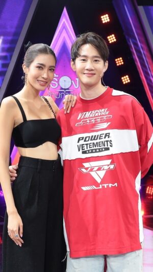 Athichanan Srisevok Instagram - ดีใจมากๆๆๆๆ สานฝันสุดๆ ชอบดูรายการ @thewallsong_official มากๆอยู่แล้ว ขอบคุณที่ให้โอกาสไอซ์ไปเป็นนักร้องหลังกำแพงให้น้อง @ccaptainch น้องชายที่น่ารัก แล้วก็ได้ร้องเพลงของคุณพรี่ @petepol สุดที่รักกก ดีใจมากๆ ตื่นเต้นแล้วก็ตั้งใจสุดๆ ขอบคุณมากนะค้าาา ♥️🙏🏻 
•
•
ปล. ฝากละคร รักสุดใจยัยตัวแสบ ของเรา3คน ด้วยนะคะ 🤭
#ร้องข้ามกำแพง