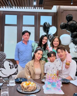 Athichanan Srisevok Instagram - สุขสันต์วันเกิดนะค้าบ เป็นวันเกิดปีที่ 2 แล้วที่ได้ฉลองด้วยกัน และรอปีต่อๆๆๆไปน้า ขอให้มีความสุขมากๆ ประสบความสำเร็จ ขอให้ปีนี้เป็นปีที่ดีอะไรที่มันแย่ก็ขอให้ดีขึ้นๆๆ เป็นห่วงตลอด แล้วก็จะเข้าใจและอยู่ข้างๆเสมอน้าาา ร้ากกก ❤️❤️❤️ 

PS: ขอขอบคุณร้านอาหาร @chomsindhbkk ด้วยนะค้าบ เป็นร้านอาหารไทยที่สวยและอร่อยมากๆ แนะนำกุ้งกะเพราโบราณเลยยไปแล้วต้องสั่งแต่อร่อยทุกอย่างเลยค้าบบ / ขอบคุณพี่แอน @ann_piyahatai ที่เป็นธุระจัดการให้อีกปีนะค้าบบ ❤️❤️
และ อีกคนพี่สาวสุดสวยสนับสนุนลูกโป่งตามแบบที่บอกให้ทุกปีเบย @masareeyhin @balloonus.bkk