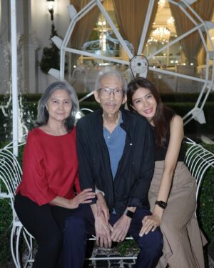 Athichanan Srisevok Instagram - Happy birthday ค้าบพ่อ รักพ่อมากๆน้ารู้ใช่มั้ยยย ลูกกับแม่ไม่ขออะไรมาก ขอให้พ่อมีกำลังใจที่ดี สู้กับโรคภัยไปด้วยกัน ลูกกับแม่พร้อมสู้อยุแล้ว พ่อก็ต้องสู้ไปด้วยกันน้าา ขอให้พ่อแข็งแรงๆ ไม่เจ็บป่วยอะไรอีก อยากพาพ่อไปเที่ยววว รักพ่อที่สุดในโลกเลยค้าบบ ♥️🎂