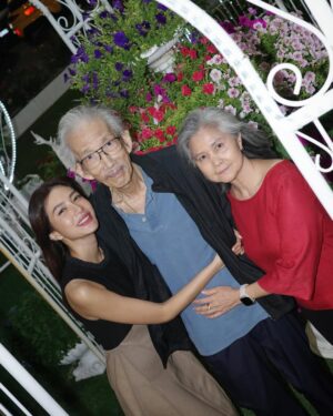 Athichanan Srisevok Instagram - Happy birthday ค้าบพ่อ รักพ่อมากๆน้ารู้ใช่มั้ยยย ลูกกับแม่ไม่ขออะไรมาก ขอให้พ่อมีกำลังใจที่ดี สู้กับโรคภัยไปด้วยกัน ลูกกับแม่พร้อมสู้อยุแล้ว พ่อก็ต้องสู้ไปด้วยกันน้าา ขอให้พ่อแข็งแรงๆ ไม่เจ็บป่วยอะไรอีก อยากพาพ่อไปเที่ยววว รักพ่อที่สุดในโลกเลยค้าบบ ♥️🎂