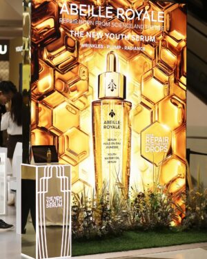 Athichanan Srisevok Instagram - กรี๊ดมากกก!!! @Guerlain เปิดตัวออยเซรั่มในตำนาน ABEILLE ROYALE YOUTH WATERY OIL SERUM 2025 สูตรใหม่!! 🐝💛 

✨สุดยอดเซรั่มแห่งการซ่อมแซมผิวล้ำลึก “ตั้งแต่หยดแรกที่ใช้” ด้วยพลังแห่งน้ำผึ้ง BlackBee 3 สายพันธุ์หายาก สู่อานุภาพ 4 REPAIRS เอกสิทธิ์เฉพาะเพื่อการซ่อมแซมผิวล้ำลึกตั้งแต่ชั้นเซลล์ 
🍯 ผลลัพท์ที่ได้ 1-1-1
> 1 หยดแรก ซ่อมแซมผิวล้ำลึก ฟื้นบำรุงผิวให้แข็งแรง
> 1 ชัวโมง ริ้วรอยลดลง ผิวเอิบอิ่มชุ่มชื้นขึ้น
> 1 เดือน ผิวได้รับการฟื้นฟู กระชับ เอิบอิ่ม เรียบเนียนและเปล่งประกายขึ้นอย่างเห็นได้ชัด

🐝 พิเศษสุดช่วงเปิดตัว ช้อปครบ 6,000 บาท รับทันที DIY Bee Charms Key Chain  ณ Hall of Fame ชั้น M สยามพารากอน วันนี้ – 6 มี.ค. 68 

 #GuerlainThailand #GuerlainSkinCare #AbeilleRoyale #YouthWaterySerum​