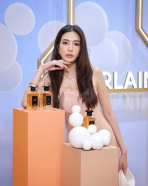 Athichanan Srisevok Instagram - @Guerlain 🤍 เปิดตัวน้ำหอมระดับมาสเตอร์พีซกลิ่นใหม่ PÊCHE MIRAGE (พีช มิราจ) ผลงานล่าสุดในคอลเลกชั่น L’Art & La Matière ✨

🍑 กลิ่นหอมหวานของผลพีช ที่เต็มไปด้วยความอบอุ่นของแนวกลิ่นผลไม้สดชื่น สะท้อนถึงความหรูหรา ผสานกับกลิ่นเครื่องหนังที่เต็มไปด้วยมิติแห่งความล้ำลึก เป็นกลิ่นมีเอกลักษณ์เฉพาะตัวของ PÊCHE MIRAGE 

🎨 นักสะสมไม่ควรพลาด รุ่น Limited Edition ได้รับแรงบันดาลใจถ่ายทอดความหรูหราผ่านงานศิลป์ของ ชาร์ลส์ เปอติญ็อง ช่างภาพและศิลปินทัศนวิจิตรร่วมสมัย ผ่านกล่องบรรจุสีฟ้ารุ่นพิเศษ ด้วยลายลูกบอลลูนสีขาวบริสุทธิ์ และยังเพิ่มความพิเศษด้วยแผ่นเพลตเซรามิกสีขาวที่ประดับอยู่ด้านบนของฝา ควรค่าแก่การสะสม มีเฉพาะที่ GUERLAIN ชั้น M สยามพารากอน

📍สัมผัสความหอมได้แล้วที่เคาท์เตอร์ Guerlain สยามพารากอน, เซ็นทรัลชิดลม,เซ็นทรัลเฟสติวัลภูเก็ต และศูนย์การค้าเมกาบางนา

#Guerlain #GuerlainThailand #GuerlainPerfume #PecheMirage #LArtLaMatiére