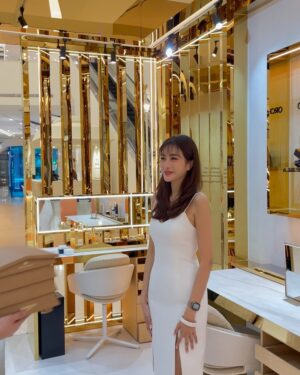 Athichanan Srisevok Instagram - กรี๊ดมากกก!!! @Guerlain เปิดตัวออยเซรั่มในตำนาน ABEILLE ROYALE YOUTH WATERY OIL SERUM 2025 สูตรใหม่!! 🐝💛 

✨สุดยอดเซรั่มแห่งการซ่อมแซมผิวล้ำลึก “ตั้งแต่หยดแรกที่ใช้” ด้วยพลังแห่งน้ำผึ้ง BlackBee 3 สายพันธุ์หายาก สู่อานุภาพ 4 REPAIRS เอกสิทธิ์เฉพาะเพื่อการซ่อมแซมผิวล้ำลึกตั้งแต่ชั้นเซลล์ 
🍯 ผลลัพท์ที่ได้ 1-1-1
> 1 หยดแรก ซ่อมแซมผิวล้ำลึก ฟื้นบำรุงผิวให้แข็งแรง
> 1 ชัวโมง ริ้วรอยลดลง ผิวเอิบอิ่มชุ่มชื้นขึ้น
> 1 เดือน ผิวได้รับการฟื้นฟู กระชับ เอิบอิ่ม เรียบเนียนและเปล่งประกายขึ้นอย่างเห็นได้ชัด

🐝 พิเศษสุดช่วงเปิดตัว ช้อปครบ 6,000 บาท รับทันที DIY Bee Charms Key Chain  ณ Hall of Fame ชั้น M สยามพารากอน วันนี้ – 6 มี.ค. 68 

 #GuerlainThailand #GuerlainSkinCare #AbeilleRoyale #YouthWaterySerum​