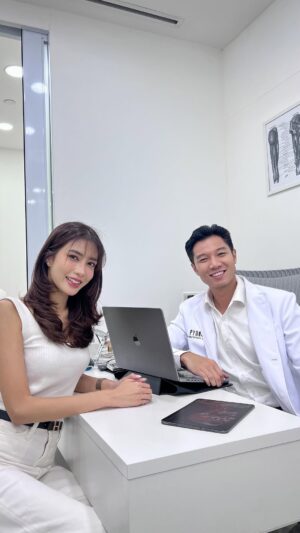 Athichanan Srisevok Instagram - ในที่สุดก็ได้มา @pyongrehabclinic  วันนี้ไอซ์มาให้คุณหมอ @pycaptain ดูแลอาการออฟฟิศซินโดรมที่เป็นมานานมาก คุณหมอเลยจัด dry needling ให้ชุดใหญ่ เน้นๆ โดนทุกจุด บอกเลยว่าฟินมากกก วันนี้พาคุณพ่อคุณแม่มาด้วย คุณหมอก็น่ารักมากกก ช่วยดูแลคุณพ่อคุณแม่ใหัด้วย คือมาทีเดียวรักษากันทั้งครอบครัวไปเลยค่าาา ขอบคุณพี่แอน @ann_piyahatai ที่ดูแลแนะนำอะไรดีๆให้ตลอดเลยนะค้าาา
