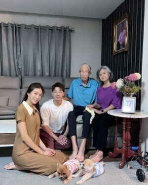 Athichanan Srisevok Instagram - เริ่มต้นปีใหม่ดีๆด้วยการไหว้ครอบครัว ❤️