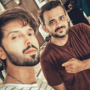 Atiqa Odho Instagram - While the onscreen hero of #KabhiMeinKabhiTum is #FahadMustafa for me, the other hero is it's director #BadarMehmood who gave us this beautiful piece of art. Let's acknowledge our talented creatives behind the camera since it's people like Badar that bring such a memorable story to life! Thankyou Badar for this journey you took us on and please continue to give us more projects like it in the future 🙏 

@badar.mehmood @mustafafahad26 @haniaheheofficial @bigbangentertainment2.0 @kazmidrali @salman_ary @jerjeesseja @arydigital.tv