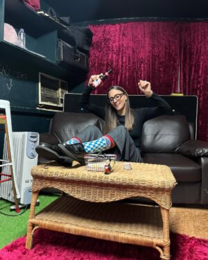 Aurora Leone Instagram - A Londra siete venuti in 300 a vedermi, in due date sold out. Non potevo immaginare che così lontano, foste così in tanti. 
18 sono partiti da casa per seguirmi come una squadra del cuore.
Vorrei scrivere tutto questo in una lettera a me stessa, precisamente a quella tredicenne che pensava fosse una bella idea farsi le foto davanti alle cabine telefoniche.
Non so come ringraziarvi, il vostro affetto mi ha commosso.
È stato più bello del finale di Nothing Hill.