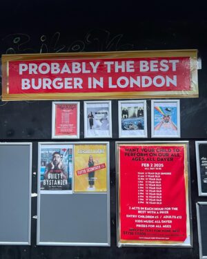 Aurora Leone Instagram - A Londra siete venuti in 300 a vedermi, in due date sold out. Non potevo immaginare che così lontano, foste così in tanti. 
18 sono partiti da casa per seguirmi come una squadra del cuore.
Vorrei scrivere tutto questo in una lettera a me stessa, precisamente a quella tredicenne che pensava fosse una bella idea farsi le foto davanti alle cabine telefoniche.
Non so come ringraziarvi, il vostro affetto mi ha commosso.
È stato più bello del finale di Nothing Hill.