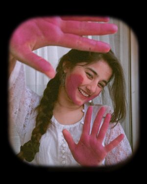 Aurra Bhatnagar Badoni Instagram - होली के रंगों से रंगीन हो आपका जीवन, प्यार और खुशी से भरा हो हर दिन 🩷✨
