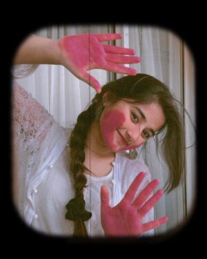 Aurra Bhatnagar Badoni Instagram - होली के रंगों से रंगीन हो आपका जीवन, प्यार और खुशी से भरा हो हर दिन 🩷✨