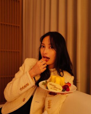 Aya Omasa Instagram - 本日34歳になりました
お祝いメッセージありがとうございます！皆さんのコメントを見て幸せな気持ちになりました♡

30代になってから猛スピードに年齢を重ねている気がして、34って自分の中でもっと大人なイメージを思い描いていたな🫢
これから先もそのスピードは増していくだろうから一瞬一瞬を大切に過ごしていきたいです。

何よりもいつも支えてくださってるみなさんに感謝の気持ちでいっぱいです♡いつもありがとう！
