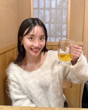 Aya Shibata Instagram - 、
ㅤㅤㅤㅤㅤㅤㅤㅤㅤㅤㅤ
ㅤㅤㅤㅤㅤㅤㅤㅤㅤㅤㅤㅤㅤ
会期は終わってしまいましたが、
『モネ〜睡蓮のとき〜』に行きました🤍😌

ㅤㅤㅤㅤㅤㅤㅤㅤㅤㅤㅤㅤ
以前の印象派展に行った時に、
次はモネも行きたいなと思っていたので
無事に行けてよかったです🥰

ㅤㅤㅤㅤㅤㅤㅤㅤㅤㅤㅤㅤㅤちなみに2枚目以降の写真は撮影OKスペースでの
撮影ですのでご安心くださいませ😌

ㅤㅤㅤㅤㅤㅤㅤㅤㅤㅤㅤㅤㅤ
ㅤㅤㅤㅤㅤㅤㅤㅤㅤㅤㅤㅤㅤ
ㅤㅤㅤㅤㅤㅤㅤㅤㅤㅤㅤㅤ絵の美しさや一筆一筆に用いられる技術も感動しましたが、

人間の、長いようで短い
人生の華々しさや晩年の苦悩も感じられて
全体を通して鑑賞したあとは、
モネの人生の移ろいを感じられて
フィルム映画を観た後のような余韻が残りました。
ㅤㅤㅤㅤㅤㅤㅤㅤㅤㅤㅤㅤㅤ
ㅤㅤㅤㅤㅤㅤㅤㅤㅤㅤㅤㅤㅤ
企画展の内容は、
モネの睡蓮の連作を中心に、モネ晩年の芸術を追うもので、
当時の時代情勢において直面した困難や
モネ自身の目の病気や家族との別れなど、
その時々で描かれた絵画に心境や状況が表れているようで、
時系列で見てみると、同じ人が描いていても
作品は変化していてモネの歩んだ時間を感じました。
ㅤㅤㅤㅤㅤㅤㅤㅤㅤㅤㅤㅤㅤ
ㅤㅤㅤㅤㅤㅤㅤㅤㅤㅤㅤㅤㅤ
色味が分からなくなっても絵を描き続ける信念や苦悩、
描かずにはいられない、という生き方には
これが芸術家の性や魂なのかと尊敬と驚嘆。

ㅤㅤㅤㅤㅤㅤㅤㅤㅤㅤㅤㅤㅤ
また、芸術家で美しい自然を愛し、庭を造ったモネが
その美しい自然の色が変わって見えてしまう病気を患ったことは
どれほどの辛さだったことか。
ㅤㅤㅤㅤㅤㅤㅤㅤㅤㅤㅤㅤㅤ
ㅤㅤㅤㅤㅤㅤㅤㅤㅤㅤㅤㅤㅤ
人は皆いつか老います、けれども以前のようには出来なくとも
続けたい、続けないという選択肢はない、
という物事に人生で出会うのは、
なんと幸福でなんと苦しいのかと思ったり。

全くクリエイティブではない私の感想ですので
どうぞ優しい目で見てください😌
ㅤㅤㅤㅤㅤㅤㅤㅤㅤㅤㅤㅤㅤ
ㅤㅤㅤㅤㅤㅤㅤㅤㅤㅤㅤㅤㅤ
また行きたい展示があるので行ってきます🥰
ㅤㅤㅤㅤㅤㅤㅤㅤㅤㅤㅤㅤㅤ
最後の写真は別の日です。笑
今週は忙しいので美味しいお酒を飲むために
お仕事バリバリ頑張りますよ〜〜！
ㅤㅤㅤㅤㅤㅤㅤㅤㅤㅤㅤ

#モネ #クロードモネ #モネ睡蓮のとき #国立西洋美術館 #絵画 #絵画鑑賞 #芸術 #アート