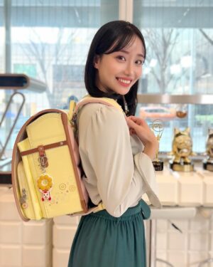 Aya Shibata Instagram - 🎒
ㅤㅤㅤㅤㅤㅤㅤㅤㅤㅤㅤㅤㅤ
ㅤㅤㅤㅤㅤㅤㅤㅤㅤㅤㅤㅤㅤ
今日はABEMAヒルズでラン活について取り上げましたが
令和のランドセルは可愛いものもカラーも豊富ですね😳

ㅤㅤㅤㅤㅤㅤㅤㅤㅤㅤㅤㅤㅤ
私はオーソドックスな赤でした🎒
母は当時流行っていたワインレッドなどの少し変わった色を
勧めたかったようですが私はアニメの影響で
赤ランドセルに憧れがあり即決しましたね🙂‍↕️
ㅤㅤㅤㅤㅤㅤㅤㅤㅤㅤㅤㅤㅤㅤㅤㅤㅤㅤㅤㅤㅤㅤㅤㅤㅤ
ㅤㅤㅤㅤㅤㅤㅤㅤㅤㅤㅤ
ㅤㅤㅤㅤㅤㅤㅤㅤㅤㅤㅤㅤㅤㅤㅤㅤㅤㅤㅤㅤㅤㅤㅤ
ㅤㅤㅤㅤㅤㅤㅤㅤ昨今のラン活は人気のものはすぐに売り切れるとのこと！
ラン活おそるべし、、！
ㅤㅤㅤㅤㅤㅤㅤㅤㅤㅤㅤㅤㅤ
私が背負っているのはミスタードーナツコラボ🍩
色味がポムポムプリンみたいで可愛いです😌💗

あとかなり軽くてびっくり！
これはお子さん達にも優しいですね🥲✨
ㅤㅤㅤㅤㅤㅤㅤㅤㅤㅤㅤㅤㅤ
ㅤㅤㅤㅤㅤㅤㅤㅤㅤㅤㅤㅤㅤ
新一年生の皆様学校頑張ってくださいね🐱

ㅤㅤㅤㅤㅤㅤㅤㅤㅤㅤㅤㅤㅤㅤㅤㅤㅤㅤㅤㅤㅤㅤㅤㅤㅤㅤ
ㅤㅤㅤㅤㅤㅤㅤㅤㅤㅤㅤㅤㅤ
#ランドセル #ラン活 #小学生 #新一年生 #fyp #入学式 #ABEMA