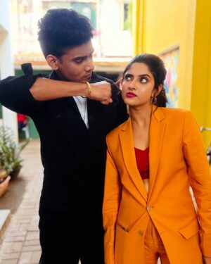 Ayesha Zeenath Instagram - Video Paatacha- Who is the winner? Let us know in the comments below 🥳

Team @wils_pat  comment a 🖤
Team @aysha7__official comment a 💛

➡️https://SMI.lnk.to/KadhalKasakuthaiyya-Remix

#KadhalKasakuthaiyya