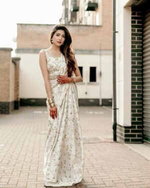 Aymen Saleem Instagram - Eid✨

👗@asimjofa 📸@bruna.casotti 
Henna Artist: @samhennaarts 🫶🏻