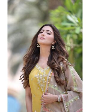 Aymen Saleem Instagram - Feel the sunkiss, while others notice sunburns☀️🌻 

Eid day 2💛

Outfit: @faizasaqlain 
MUA: @abeeha_mamoon 
Hair stylist: @sabazulfiqar_makeupartist 
📸@ehtasham_saeed