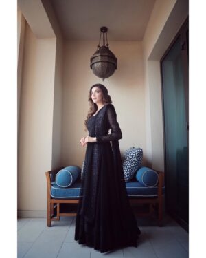 Aymen Saleem Instagram - Eid Mubarak🖤🏝

Mera Haseen Jora  x Asimjofa from upcoming collection @asimjofa 

MUA: @abeeha_mamoon 
Hair stylist: @sabazulfiqar_makeupartist 
📸@ehtasham_saeed 

#AsimJofa #IWearAsimJofa #MeraHaseenJora  #Festive2022  #Eidulfitar2022