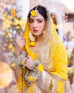 Aymen Saleem Instagram - Mayun ka peela jora made with love by my beautiful mother @shereensaleemstudios 💛 

MUA: @sarasalonandspa_ 🌟🌻
📸 @shahbazshaziofficial 
Event by @parfaireevents

27.12.23