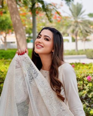 Aymen Saleem Instagram - 🕊️

@mohsin.naveed.ranjha @abeeha_mamoon @nabiha_makeupstudiodxb @pic.by.sahra