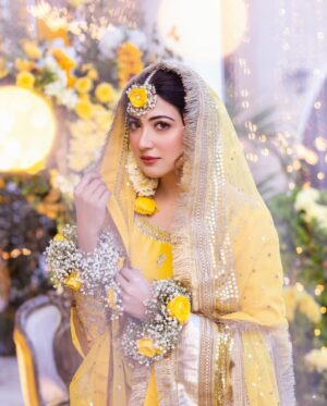 Aymen Saleem Instagram - Mayun ka peela jora made with love by my beautiful mother @shereensaleemstudios 💛 

MUA: @sarasalonandspa_ 🌟🌻
📸 @shahbazshaziofficial 
Event by @parfaireevents

27.12.23
