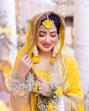 Aymen Saleem Instagram - Mayun ka peela jora made with love by my beautiful mother @shereensaleemstudios 💛 

MUA: @sarasalonandspa_ 🌟🌻
📸 @shahbazshaziofficial 
Event by @parfaireevents

27.12.23