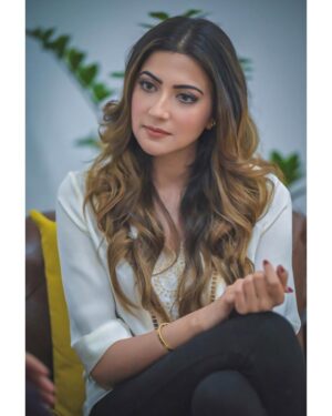 Aymen Saleem Instagram - Thoroughly enjoyed my tête-à-tête with @khaleejtimes 📰🇦🇪✨

MUA: @abeeha_mamoon 
Hair stylist: @sabazulfiqar_makeupartist 
📸@ehtasham_saeed 

#KhaleejTimes