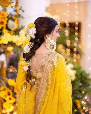 Aymen Saleem Instagram - Mayun ka peela jora made with love by my beautiful mother @shereensaleemstudios 💛 

MUA: @sarasalonandspa_ 🌟🌻
📸 @shahbazshaziofficial 
Event by @parfaireevents

27.12.23