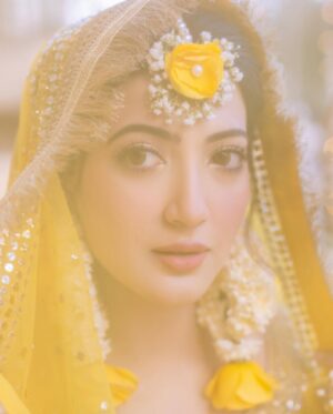 Aymen Saleem Instagram - Mayun ka peela jora made with love by my beautiful mother @shereensaleemstudios 💛 

MUA: @sarasalonandspa_ 🌟🌻
📸 @shahbazshaziofficial 
Event by @parfaireevents

27.12.23